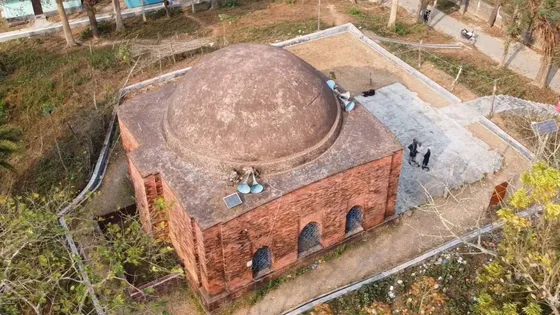 ‘জিনের মসজিদের’ স্থাপত্যশৈলীতে মুগ্ধ দর্শনার্থীরা